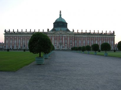 durch die Allee zum Neuen Palais